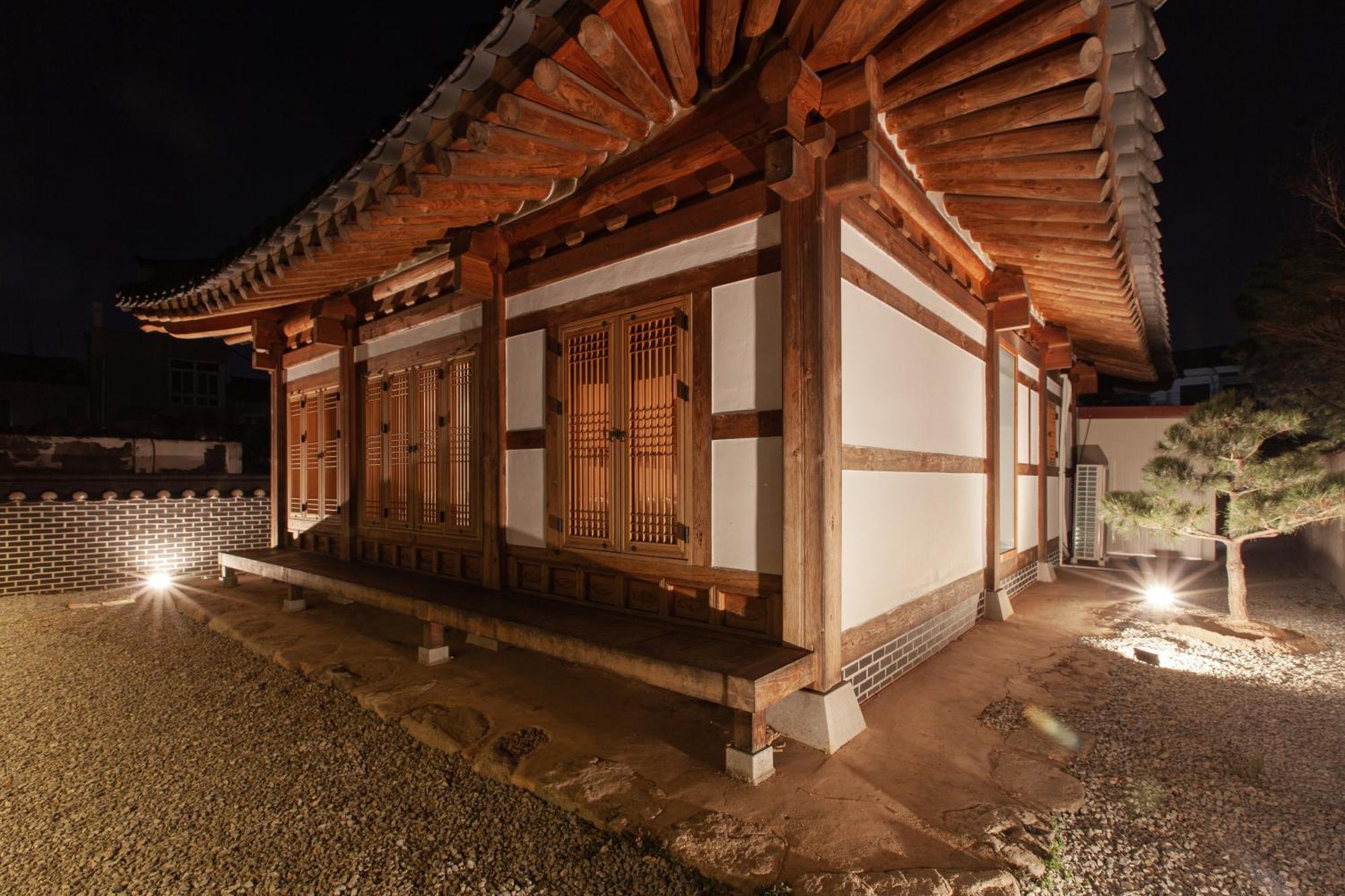 Cheong-Yeon, The Korean Traditional House Hanok In Jeonju Hanok Village Buitenkant foto